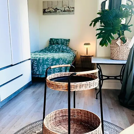 Homestay Bedroom With Little Balcony, 5 Minutes From Metro And 10 Minutes From Ahoy *