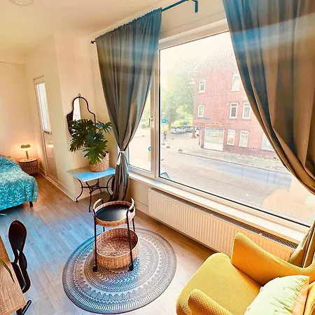 Homestay Bedroom With Little Balcony, 5 Minutes From Metro And 10 Minutes From Ahoy *