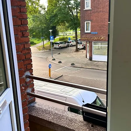 홈스테이 Bedroom With Little Balcony, 5 Minutes From Metro And 10 Minutes From Ahoy *