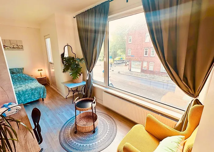 Accommodatie bij particulieren Bedroom With Little Balcony, 5 Minutes From Metro And 10 Minutes From Ahoy *